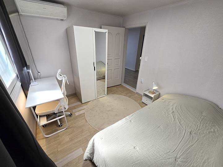 Chambre Confort en sharehouse à Hongdae (Sangsu), Séoul – bureau et rangements