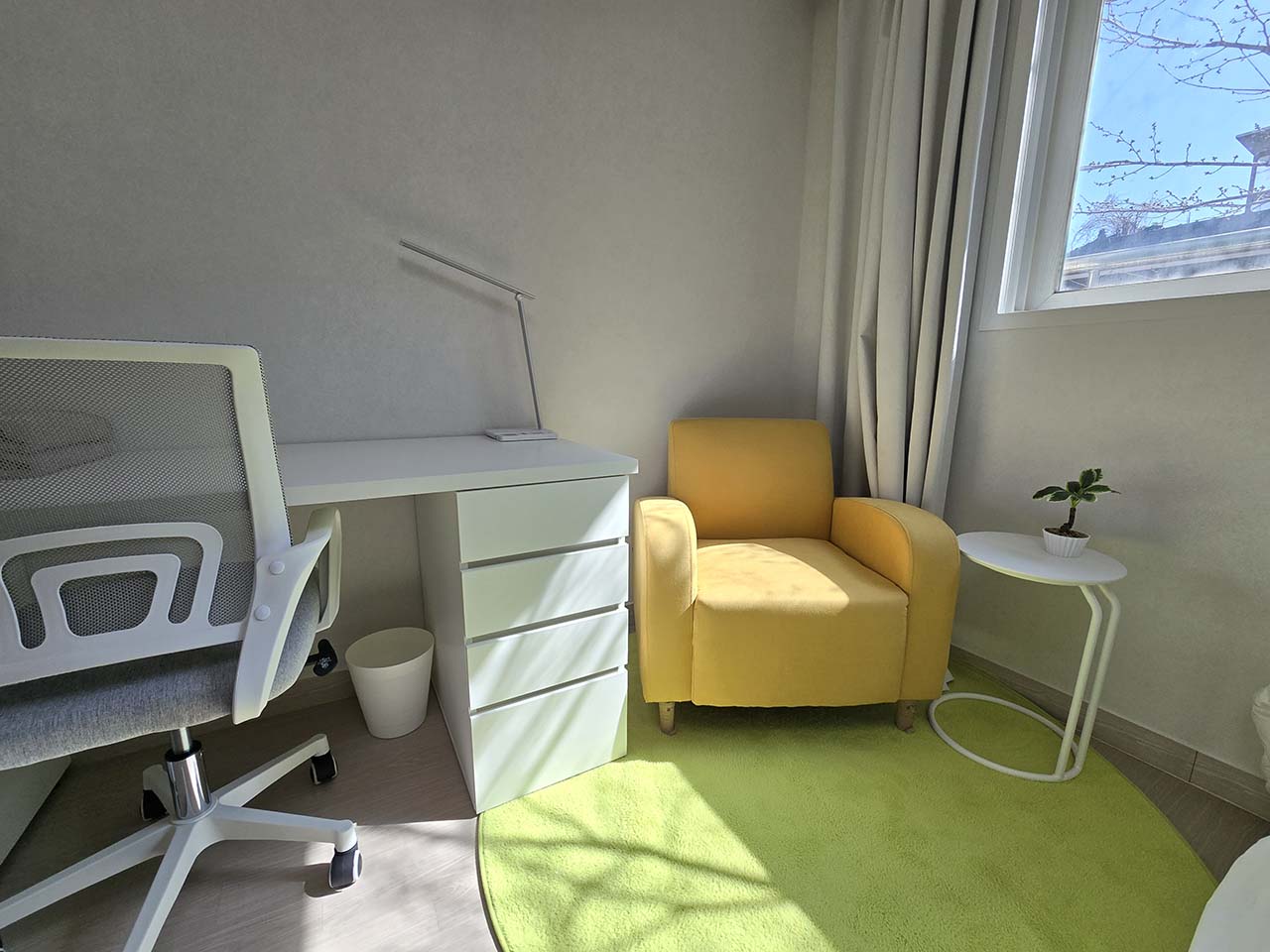 Petit coin repos de la chambre Premium à Hongdae (sortie 3)