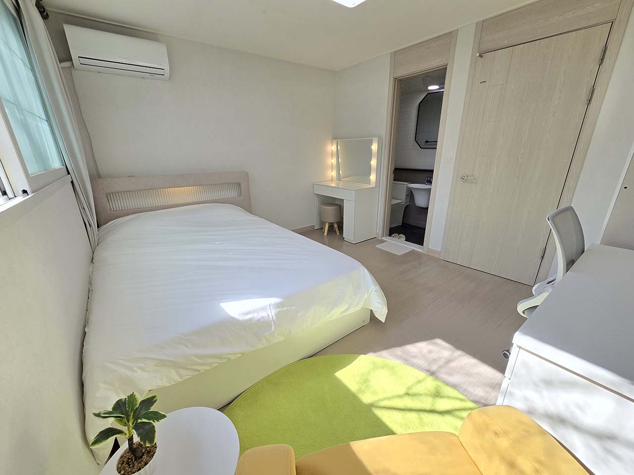 Coiffeuse avec miroir et éclairage intégré dans la chambre Premium à Hongdae (sortie 3)