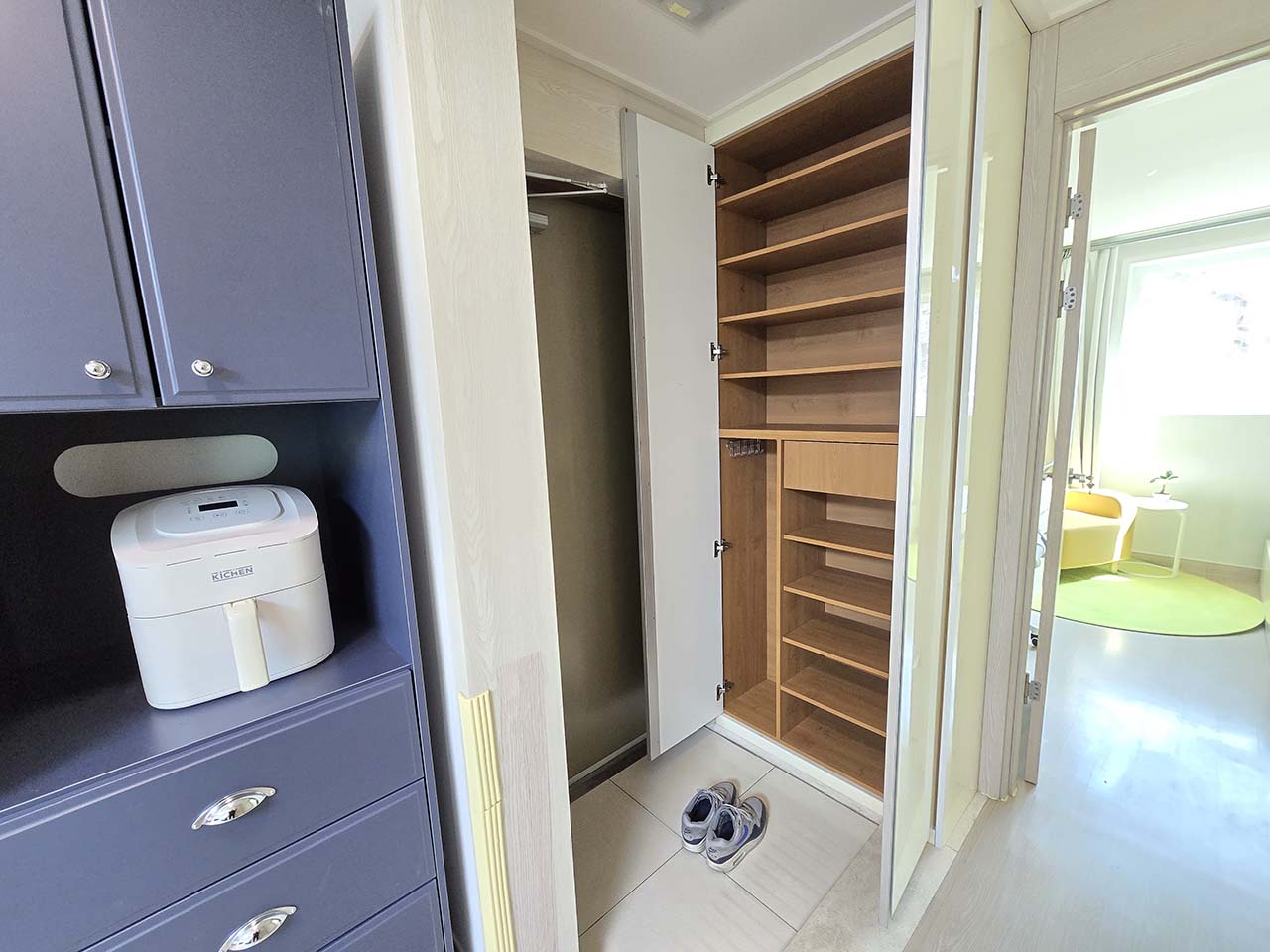 Placard de l'entrée de la sharehouse à Hongdae