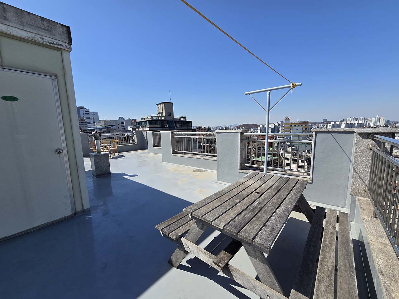 Table extérieure sur le rooftop de la sharehouse à Hongdae