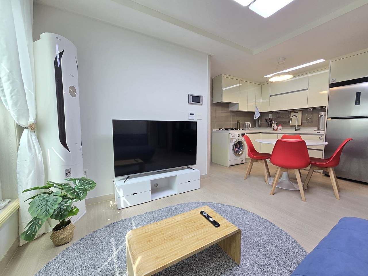 Salon partagé avec sofa dans la sharehouse à Hongdae