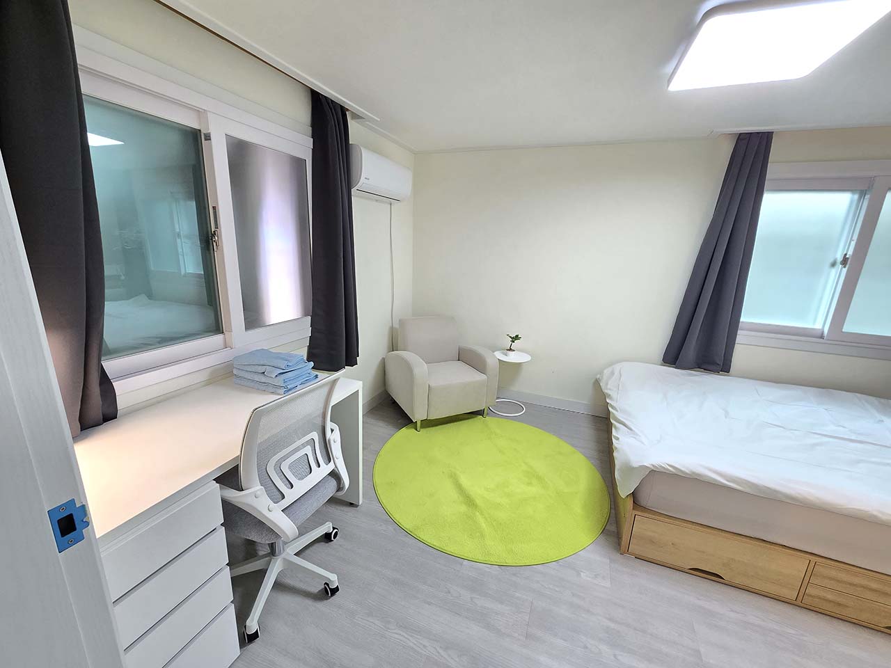Petit coin repos de la chambre Premium à Mangwon (Hongdae)