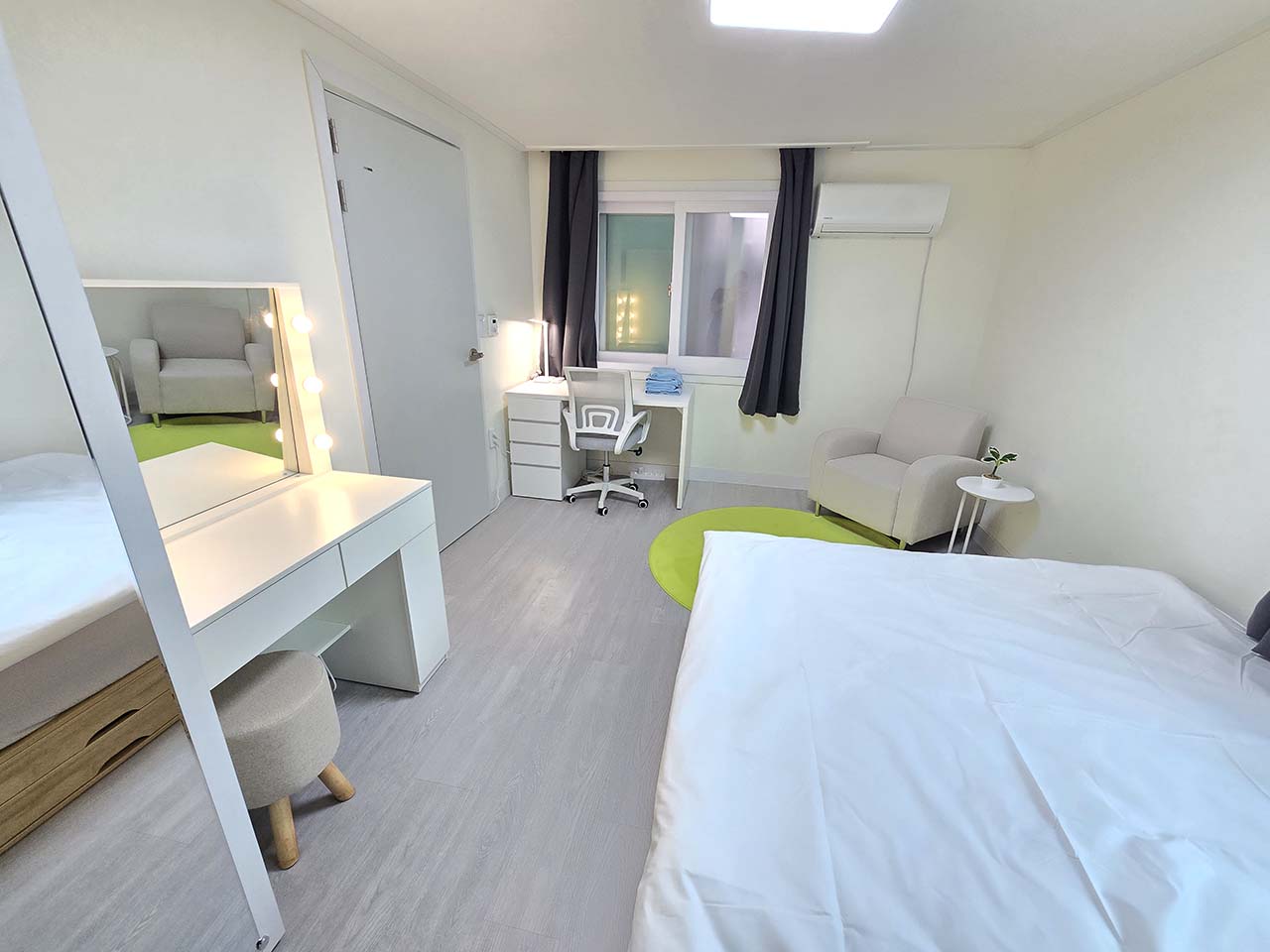 Coiffeuse avec miroir et éclairage intégré dans la chambre Premium à Mangwon (Hongdae)